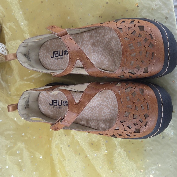 JBU By JAMBU Bellrose 8M Comfort Mary Jane Shoes in Tan with Cutout Detail - Picture 15 of 16